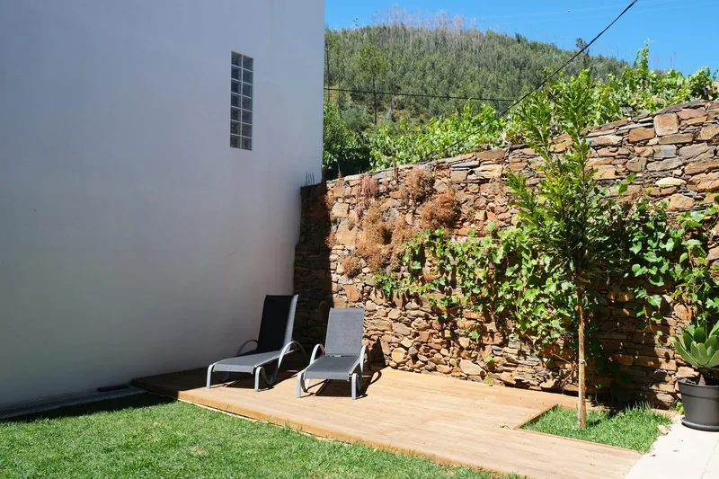 Jardim privado com espreguiçadeiras